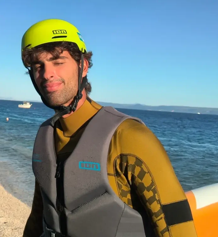 Leon wearing a yellow helmet at Kite School Bol