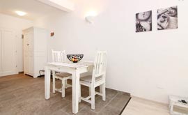 Dining table and TV in Zlatni Bol