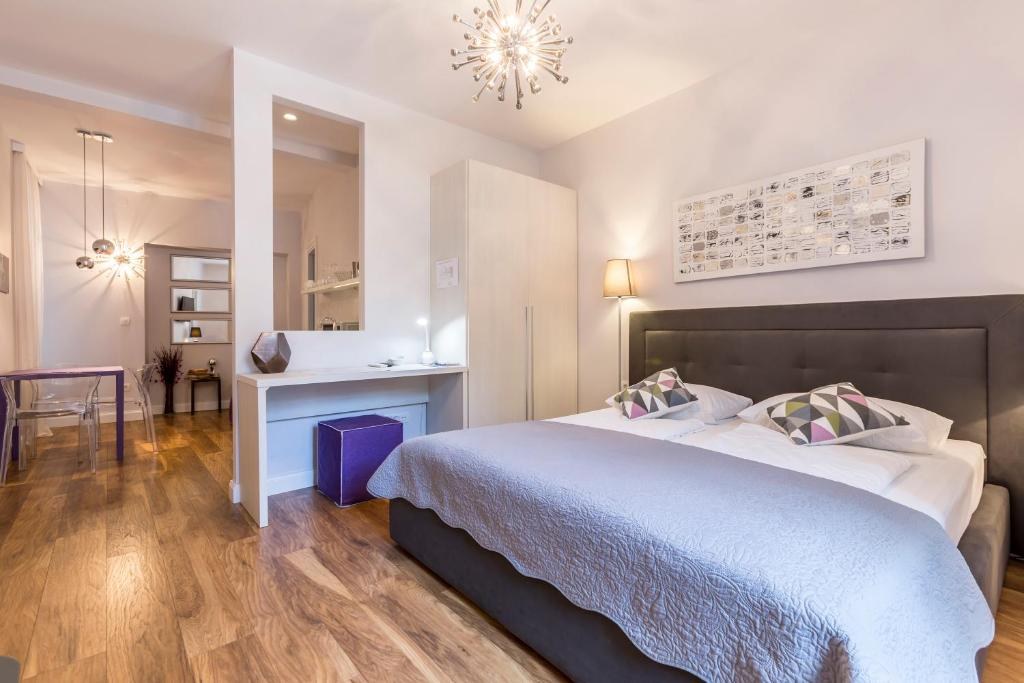 Bedroom with a desk at Piano Nobile Rooms in Split